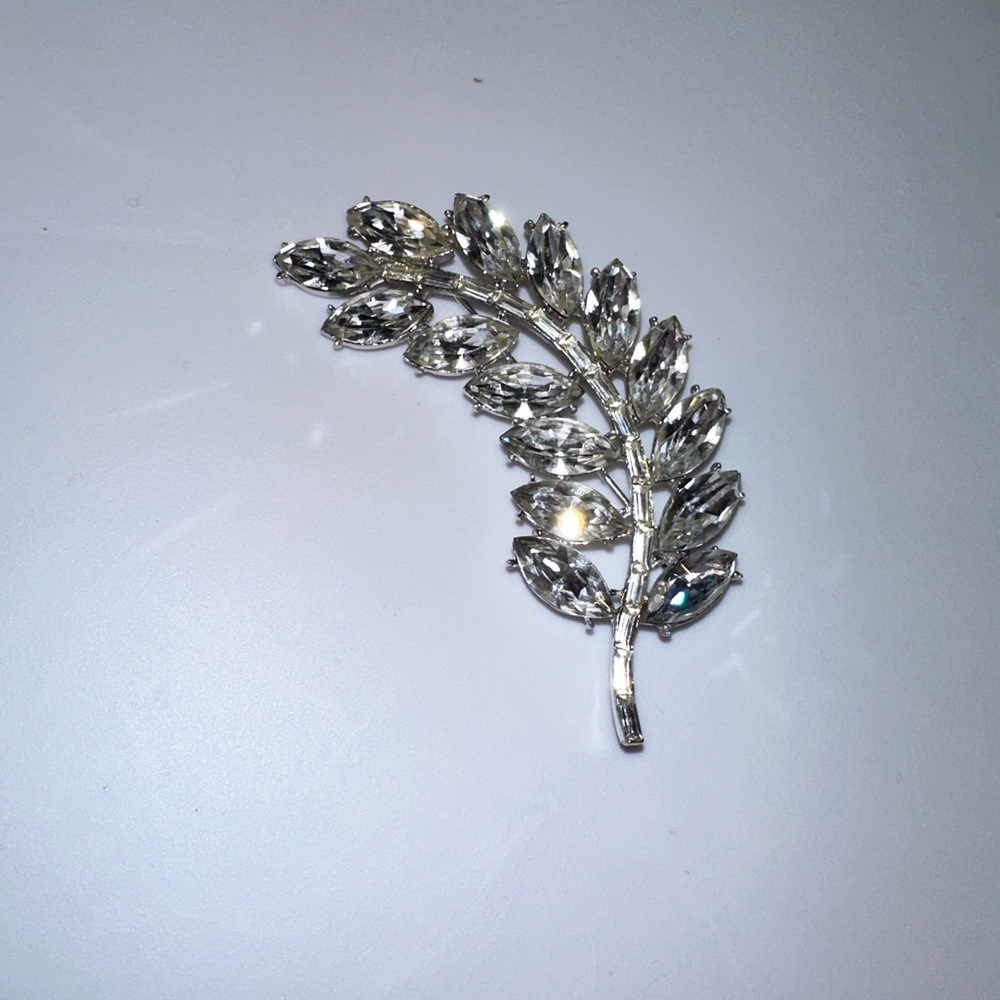 Elegant Vintage Silver Leaf Brooch